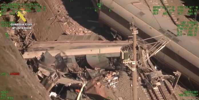 Restos de los vagones del Alvia de Renfe tras impactar contra un tren de Iryo en Adamuz.