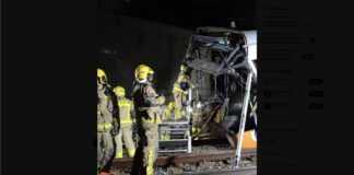 Bombers de la Generalitat junto al convoy de Rodalies que ha sufrido el accidente entre Sant Sadurní y Gelida.
