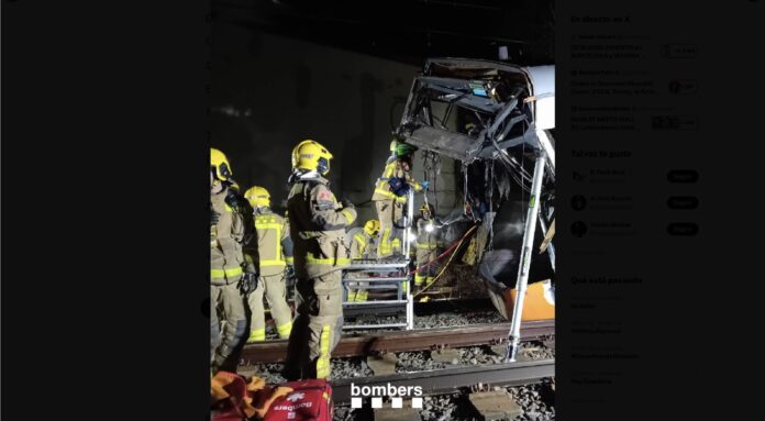 Bombers de la Generalitat junto al convoy de Rodalies que ha sufrido el accidente entre Sant Sadurní y Gelida.