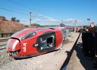 Felipe VI y Letizia frente al primer vagón del Iryo que chocó en Adamuz contra un Alvia de Renfe. Acompañados de la ministra Montero y de varios miembros de los equipos de rescate.
