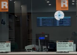 Taquilla de Rodalies cerrada tras la suspensión de todo el servicio.