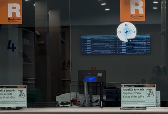 Taquilla de Rodalies cerrada tras la suspensión de todo el servicio.
