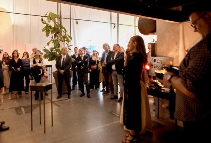 Gente durante la presentación de la asociación Hispanos con Vox.