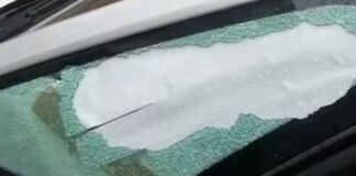 Ventana de coche rota para robar en el interior del vehículo en Barcelona.