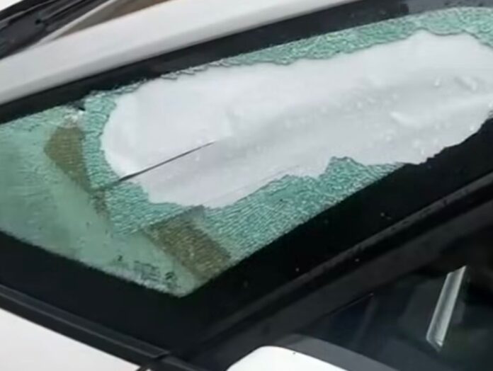 Ventana de coche rota para robar en el interior del vehículo en Barcelona.
