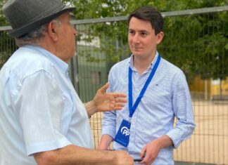 Un ciudadano habla con Pau Ferran, presidente del PP de Vic y diputado en el Parlament.