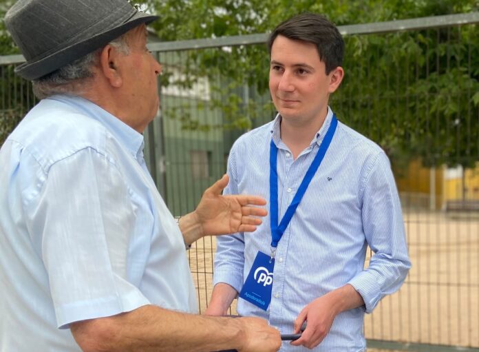 Un ciudadano habla con Pau Ferran, presidente del PP de Vic y diputado en el Parlament.