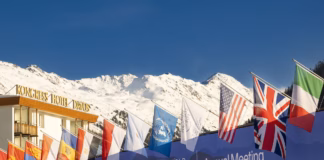 Fachada del hotel en Davos con el cartel oficial del Foro Económico Mundial 2026.