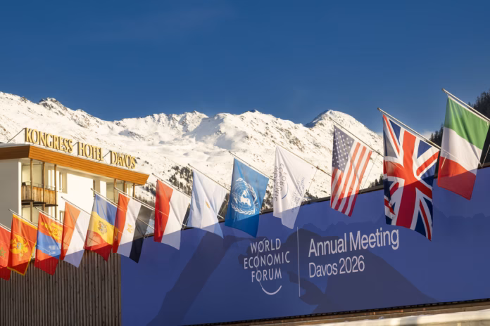 Fachada del hotel en Davos con el cartel oficial del Foro Económico Mundial 2026.