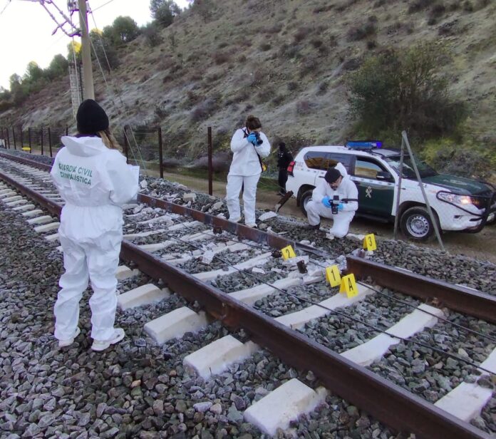 Agentes del equipo de Criminalística de la Guardia Civil en las vías en las que se ha producido el accidente de Adamuz.