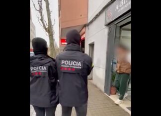 Los Mossos detienen en L’Hospitalet a un hombre por financiar a Hamás con 600.000 euros Mossos d'Esquadra custodian al detenido por financiar a Hamás a la salida de una peluquería en L'Hospitalet de Llobregat.
