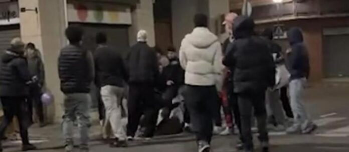 Brutal agresión grupal a una pareja de adolescentes en Argentona