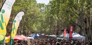 La Rambla de Barcelona llena de gente durante la celebración de la Diada de Sant Jordi de 2025.