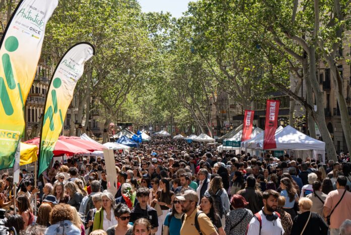 La Rambla de Barcelona llena de gente durante la celebración de la Diada de Sant Jordi de 2025.