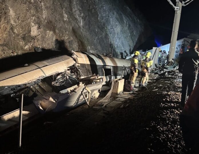 Vagones de un tren Alvia de Renfe en un talud en la localidad cordobesa de Adamuz.