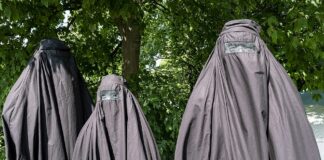 Tres mujeres con velo integral camina por una calle, en una imagen de archivo.