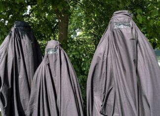 Tres mujeres con velo integral camina por una calle, en una imagen de archivo.