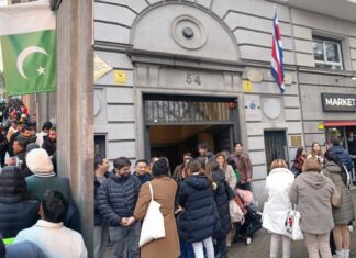 Varias administraciones locales y sedes consulares están registrando aglomeraciones de personas que buscan información o documentación previa.