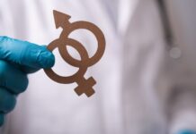 La Sociedad Americana de Cirujanos Plásticos recomienda no realizar cirugías de reasignación de género en menores de 19 años por evidencia insuficiente.