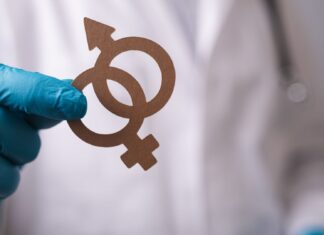 La Sociedad Americana de Cirujanos Plásticos recomienda no realizar cirugías de reasignación de género en menores de 19 años por evidencia insuficiente.