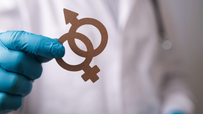 La Sociedad Americana de Cirujanos Plásticos recomienda no realizar cirugías de reasignación de género en menores de 19 años por evidencia insuficiente.