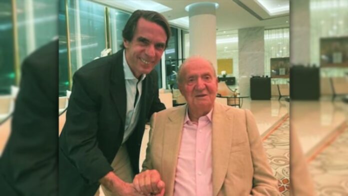 Aznar y Juan Carlos I, en una imagen que simboliza el respaldo al regreso del rey emérito.