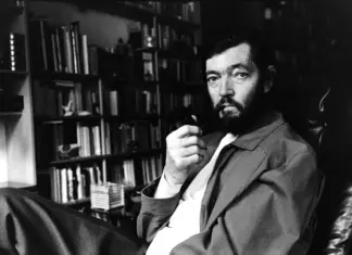 Julio Cortázar fumando, retrato en blanco y negro del autor de Rayuela.