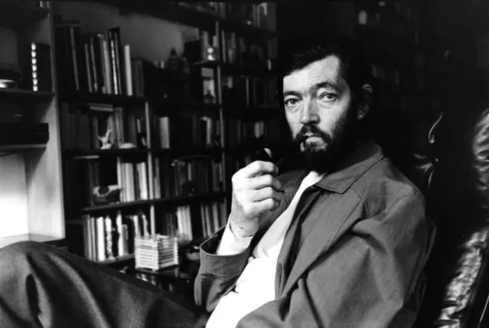 Julio Cortázar fumando, retrato en blanco y negro del autor de Rayuela.