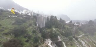 El agua cae en forma de pequeñas cascadas por las laderas de Grazalema.