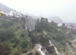 El agua cae en forma de pequeñas cascadas por las laderas de Grazalema.