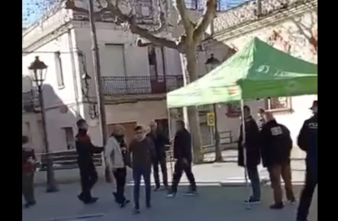 La izquierda independentista ataca una carpa de Vox
