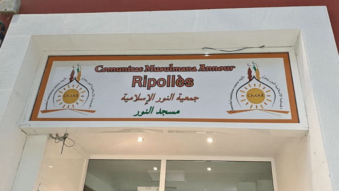 Vista exterior de la mezquita de Ripoll, en el centro del debate tras la detención del imán por una presunta agresión sexual a una menor.
