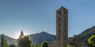 Vista exterior de la iglesia románica de Sant Climent de Taüll en el Valle de Boí, patrimonio de la UNESCO.