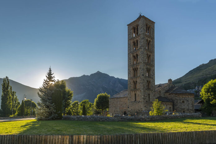 Vista exterior de la iglesia románica de Sant Climent de Taüll en el Valle de Boí, patrimonio de la UNESCO.
