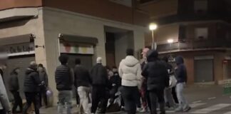 Captura de pantalla del vídeo viral que muestra la agresión grupal durante las fiestas de Argentona.