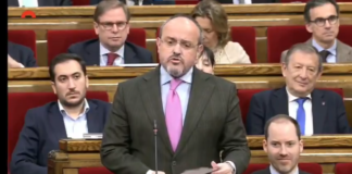 Alejandro Fernández, durante su intervención en el Parlament, defendiendo la propiedad privada frente al intervencionismo del Govern.