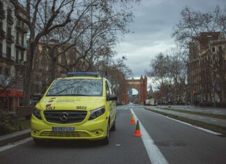 Una unidad del Sistema d'Emergències Mèdiques (SEM) estacionada en una calle de Barcelona durante el temporal de viento.