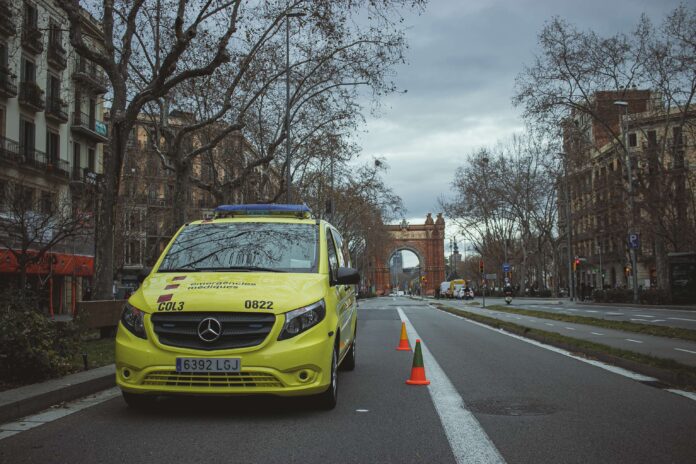 Una unidad del Sistema d'Emergències Mèdiques (SEM) estacionada en una calle de Barcelona durante el temporal de viento.