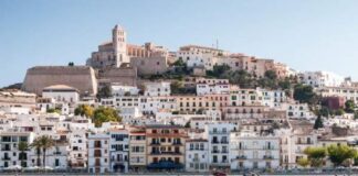 Vista panorámica de Dalt Vila en Ibiza, donde una asociación ha frenado la licitación de rótulos bilingües.
