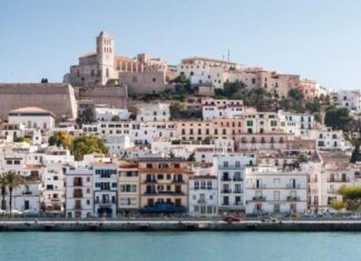 Exmiembros de la Plataforma per la Llengua de Menorca obligan a Ibiza a suspender una adjudicación por el catalán Vista panorámica de Dalt Vila en Ibiza, donde una asociación ha frenado la licitación de rótulos bilingües.