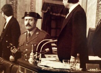 Tejero, durante el asalto al Congreso en 1981, en una imagen que sigue marcando el relato del 23F.