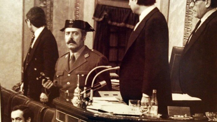 Tejero, durante el asalto al Congreso en 1981, en una imagen que sigue marcando el relato del 23F.