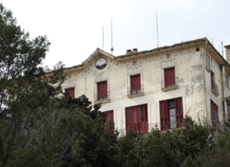 Fachada de la Casa Buenos Aires en Barcelona rodeada de árboles.