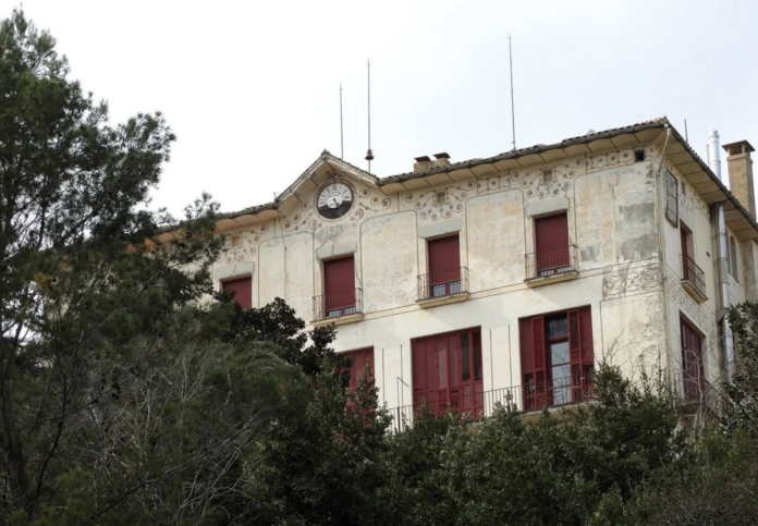 Fachada de la Casa Buenos Aires en Barcelona rodeada de árboles.
