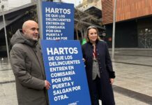 Daniel Sirera y Cuca Gamarra en el Raval de Barcelona sosteniendo un cartel contra la multirreincidencia y la "puerta giratoria" de los delincuentes en las comisarías.