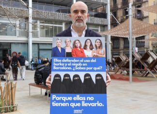 Daniel Sirera sujetando un cartel contra el burka y el niqab en Barcelona, señalando a líderes políticas del PSOE, Sumar, Podemos y Junts.
