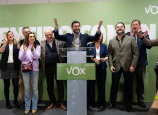 Alejandro Nolasco y su equipo celebran los 14 escaños de VOX en las elecciones de Aragón 2026.