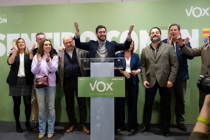 Alejandro Nolasco y su equipo celebran los 14 escaños de VOX en las elecciones de Aragón 2026.