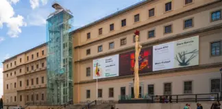Fachada del Museo Nacional Centro de Arte Reina Sofía en Madrid, envuelto en una polémica por la expulsión de ciudadanos israelíes.