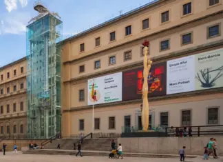 Escándalo en el Reina Sofía: Expulsan a tres israelíes tras sufrir acoso antisemita en el museo Fachada del Museo Nacional Centro de Arte Reina Sofía en Madrid, envuelto en una polémica por la expulsión de ciudadanos israelíes.
